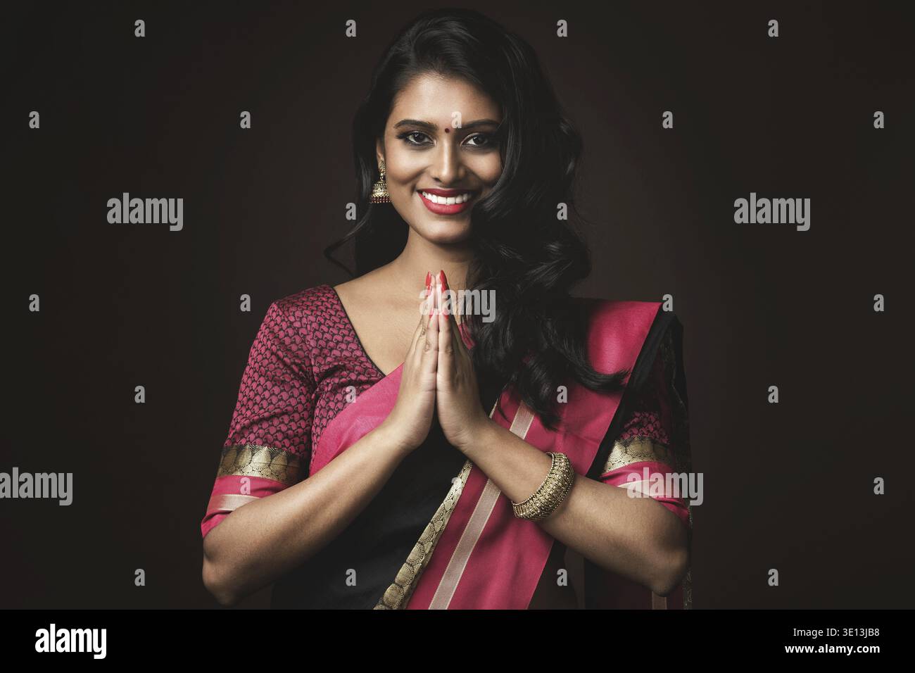 Porträt einer schönen indischen Frau in traditionellem Sari-Kleid Stockfoto