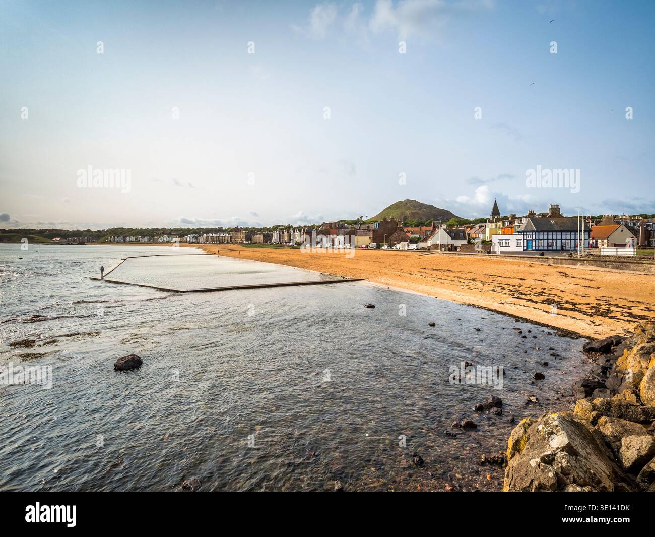 Der Strand an der North Berwick Cove, East Lothian, Schottland, mit dem Gezeitenpool und dem North Berwick Law Hill im Hintergrund. Stockfoto