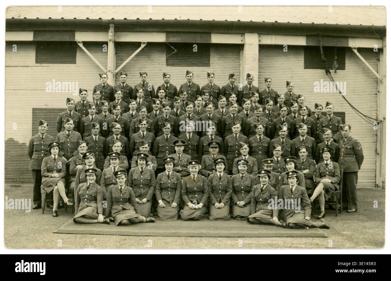 Jahrgangsfoto des 2. Und 2. Weltkriegs von Soldaten, Soldaten, Auszubildenden, Offizieren, RAF Ely, UK vom 1943 Stockfoto
