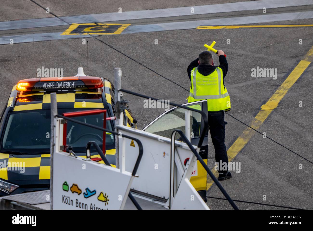 Einweiser, Vorfeldaufsicht, weiß ein Flugzeug, nach der Landung, an die Parkposition, am Terminal, Gates, an der Fluggastbrücke ein, Flughafen Köln/B Stockfoto