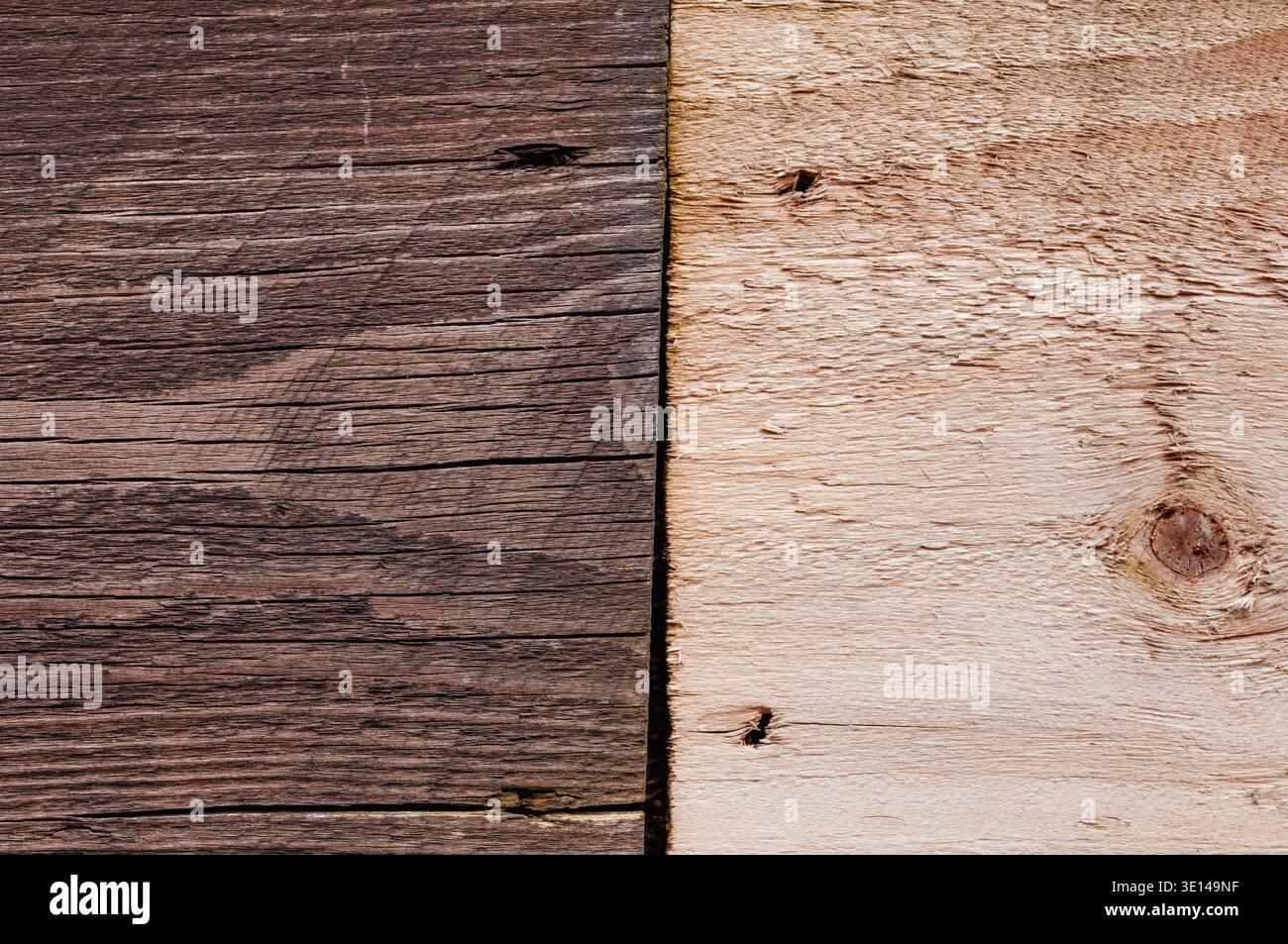 Kontrastierende Holzstrukturen mit dunklem verwittertem Holz und heller Rohholzoberfläche nebeneinander Stockfoto
