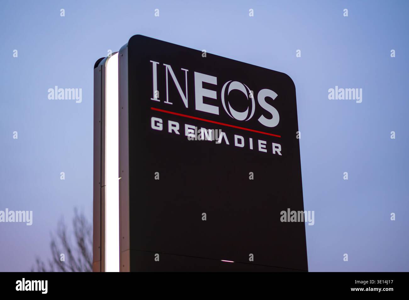 Göteborg, Schweden - 28. Januar 2023: INEOS Grenadier-Logo auf einem Pylon Stockfoto