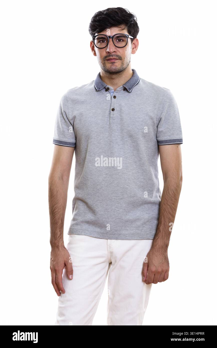 Studio shot der jungen Persischen Mann, der beim Tragen von Brillen Stockfoto