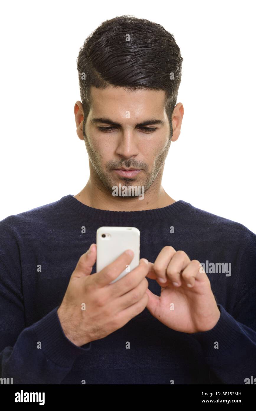 Gesicht der jungen schönen persischen mit Handy Berühren des Bildschirms Mann Stockfoto
