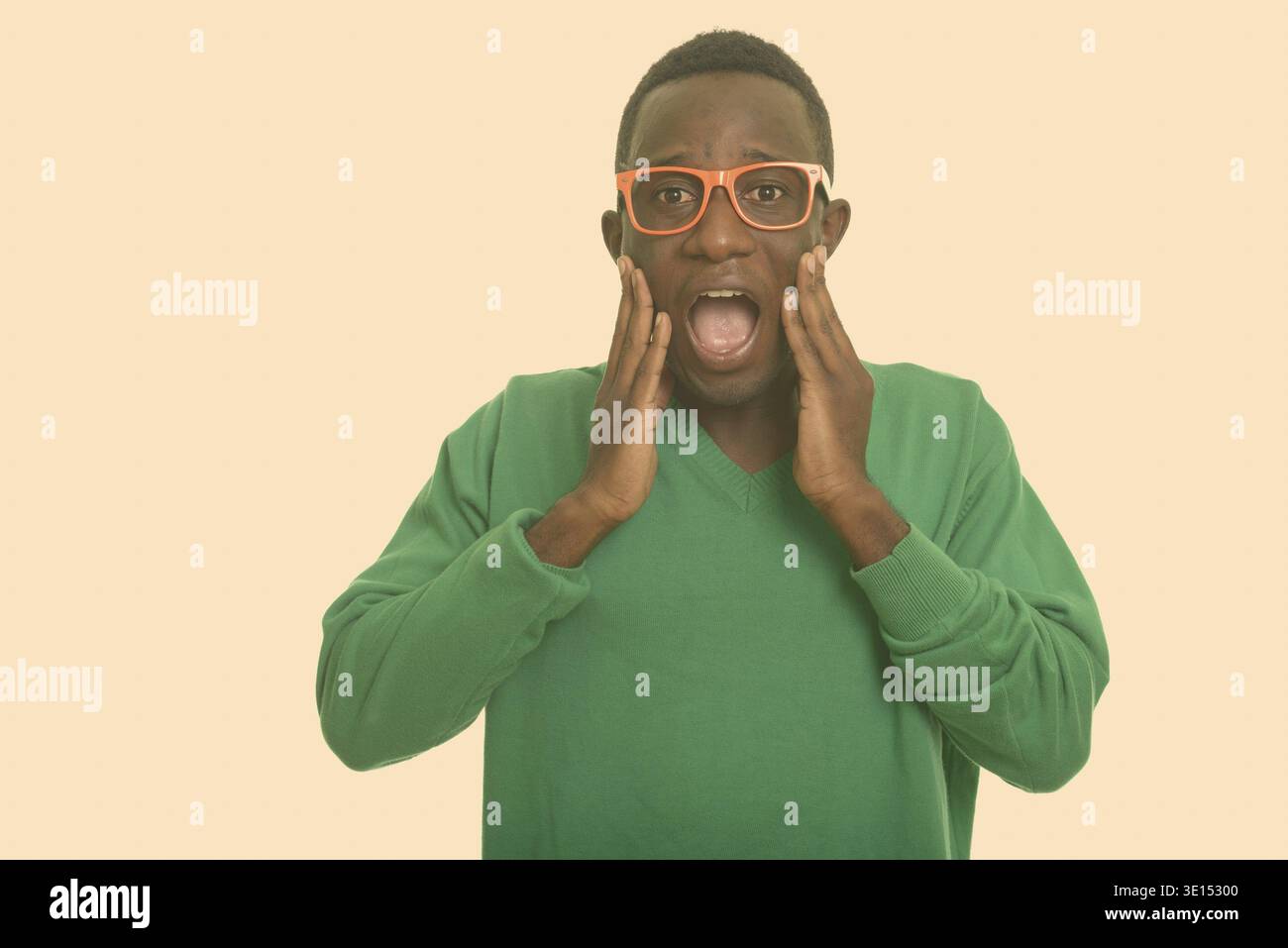 Junger afrikanischer Mann, der schockiert aussieht Stockfoto