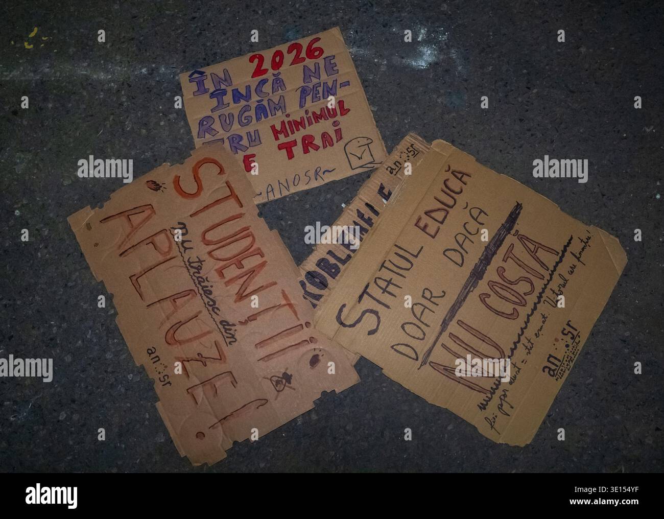 Rumänische Studenten protestierten am 14. März 2026 auf dem Victoria Square in Bukarest, organisiert von ANOSR. Die Bilder zeigen die Schüler mit Bannern und Schildern. Stockfoto
