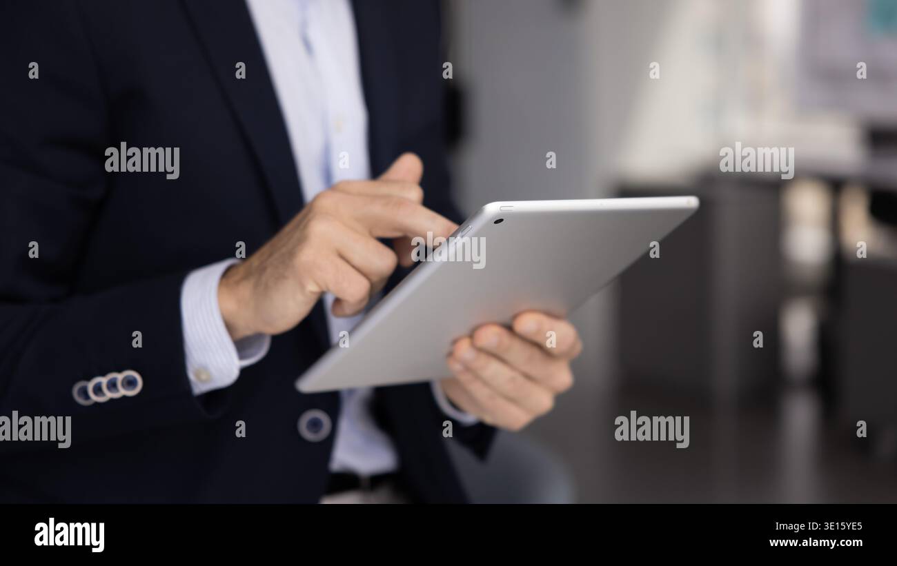 Geschäftsmann in formellem Anzug mit digitalem Tablet im Büro Stockfoto