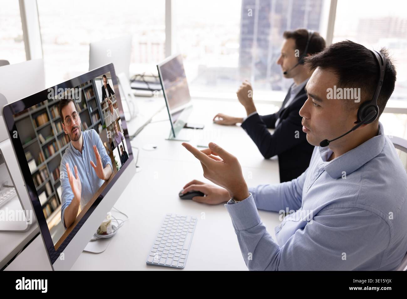 Professionelle multiethnische Team-Service-Berater für Videokonferenzen Stockfoto