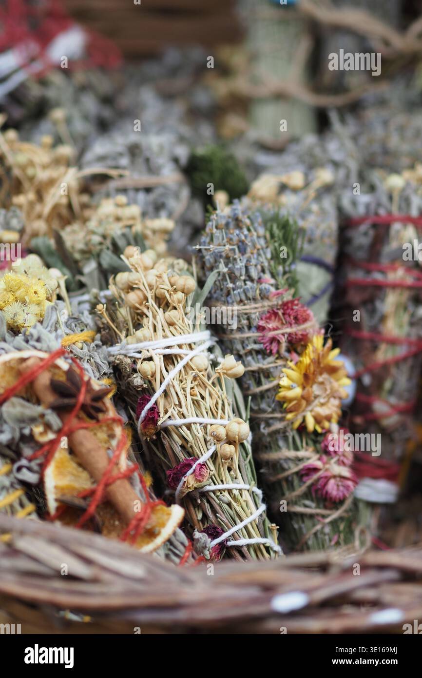Kräuter- und Blumenbündel zum Verkauf auf einem Markt Stockfoto