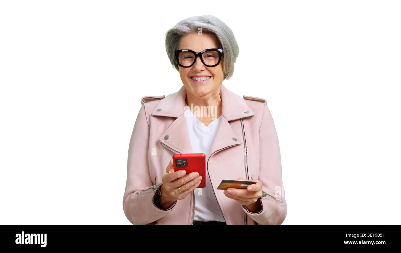 Seniorin beim Online-Shopping mit Smartphone und Kreditkarte Stockfoto
