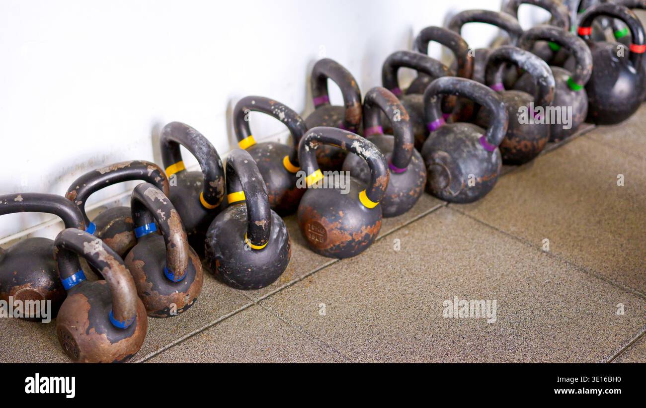 Reihe schwerer Kettlebells für intensives Training Stockfoto