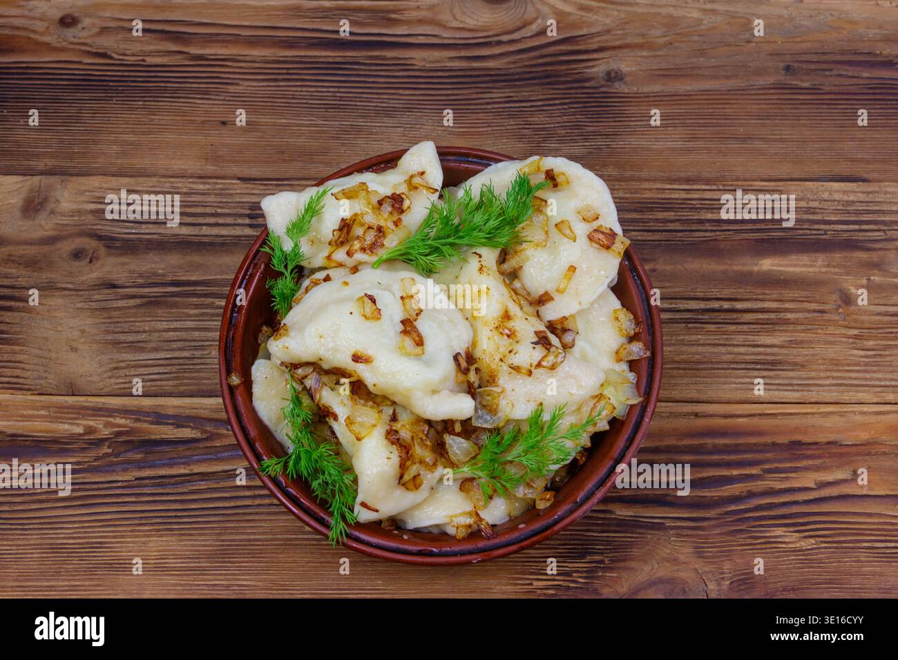 Leckere selbstgemachte Teigtaschen auf einem Holztisch Stockfoto