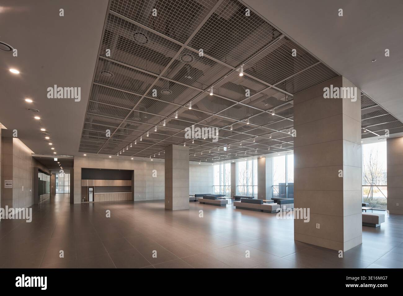 Große, leere Lobby mit Säulen und warmem Tageslicht. Stockfoto