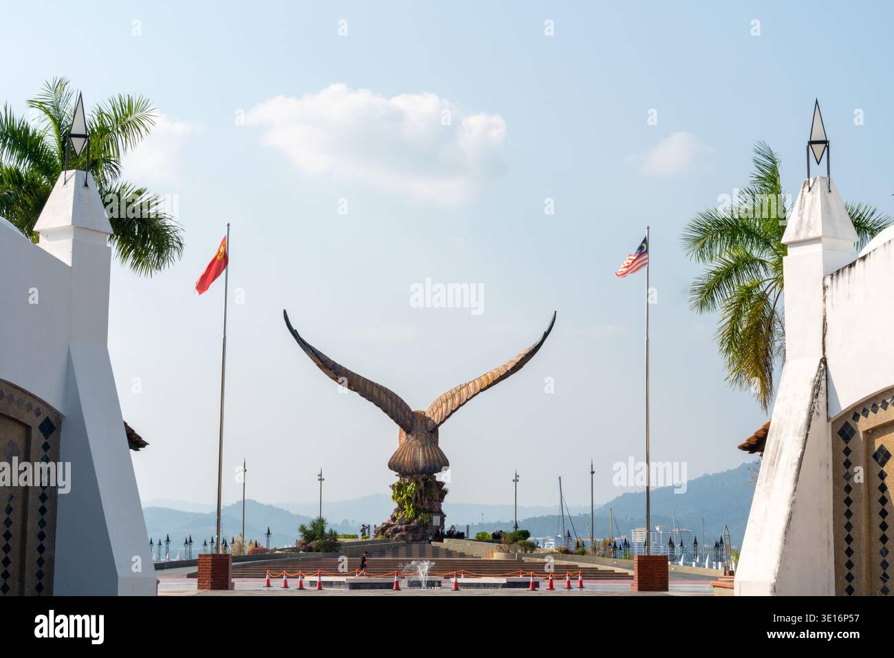 Langkawi, Kedah/Malaysia – 16. Januar 2020: Die Adlerstatue steht auf einem platz am Wasser. Stockfoto