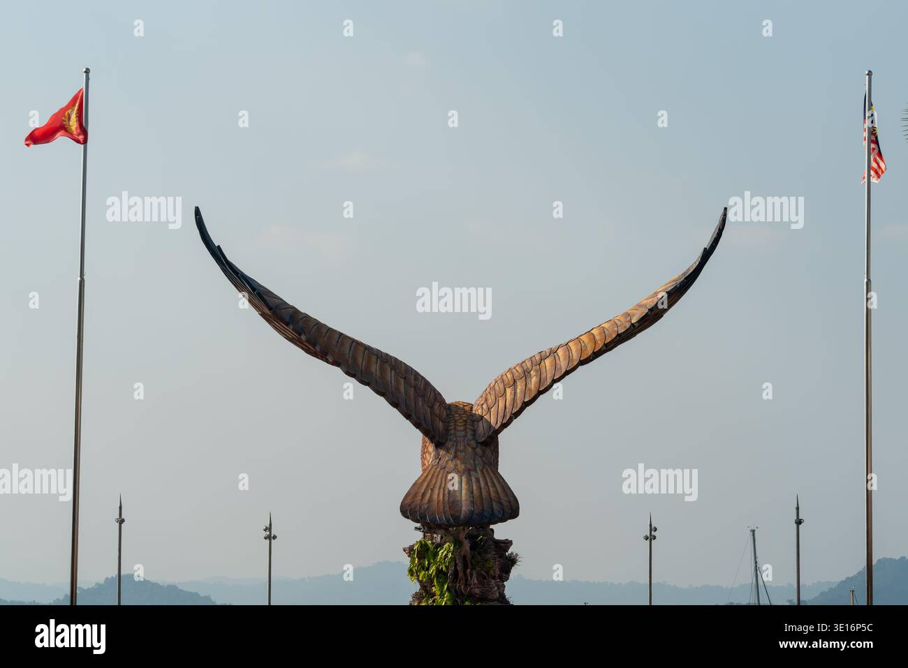 Kuah, Malaysia – 16. Januar 2020: Rückansicht der großen Adlerstatue auf dem Eagle Square in Langkawi mit Fahnenmasten. Stockfoto