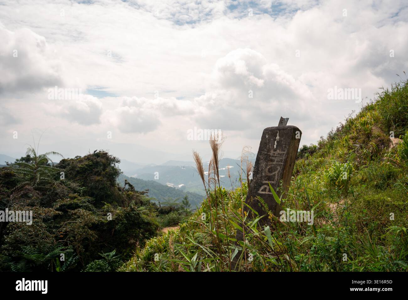 Tanah rata, Cameron Highlands, Malaysia – 27. Januar 2020: Concrete Trail 10 Markierer auf einem grasbewachsenen Hügel. Stockfoto