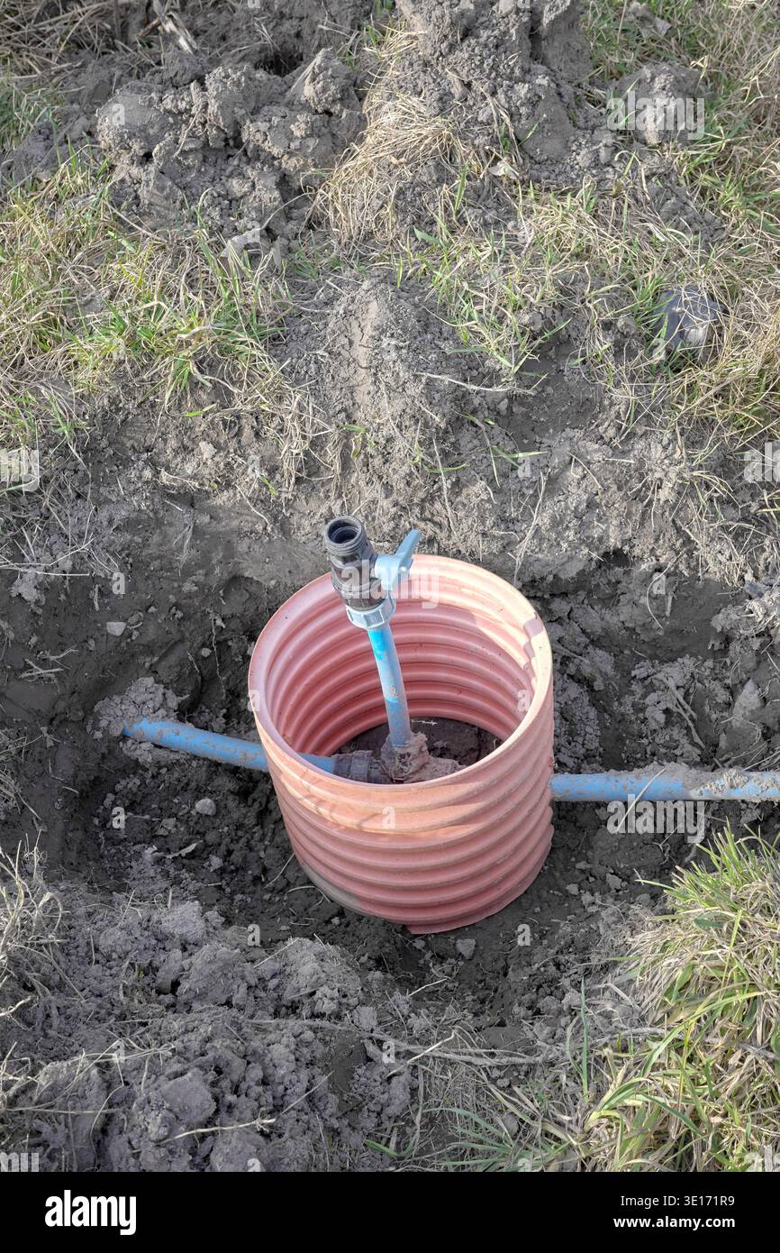 Ventil für ein Gewächshausbewässerungssystem. Stockfoto
