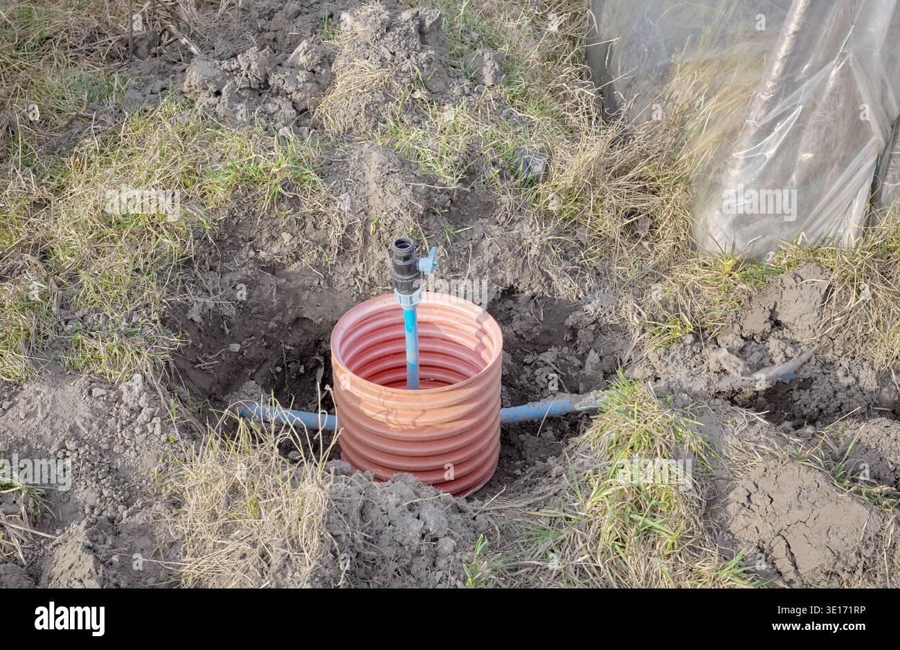 Ventil für ein Gewächshausbewässerungssystem. Stockfoto