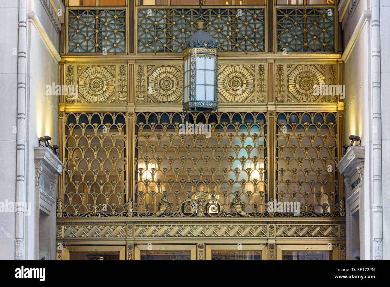 Verzierter Eingang zum historischen Gebäude mit dekorativem goldenem Metallgitter und hängender Laterne über dem Eingang. Architekturmerkmal des Canada Permane Stockfoto