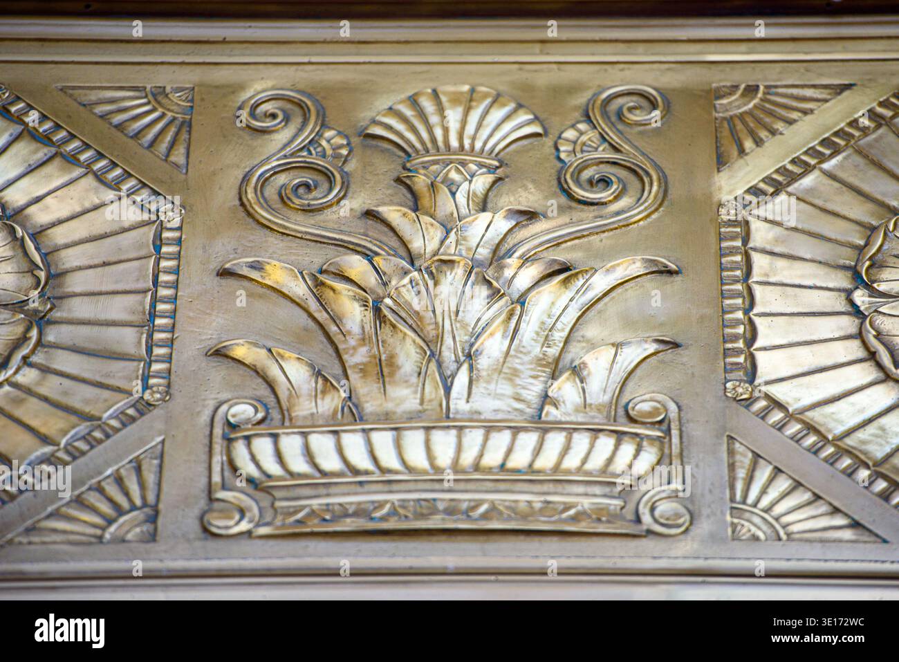 Dekorative Relief-Platte aus Metall mit stilisiertem Blumenmotiv an einer historischen Gebäudefassade. Architektonisches Merkmal des Canada Permanent Trust Building i Stockfoto