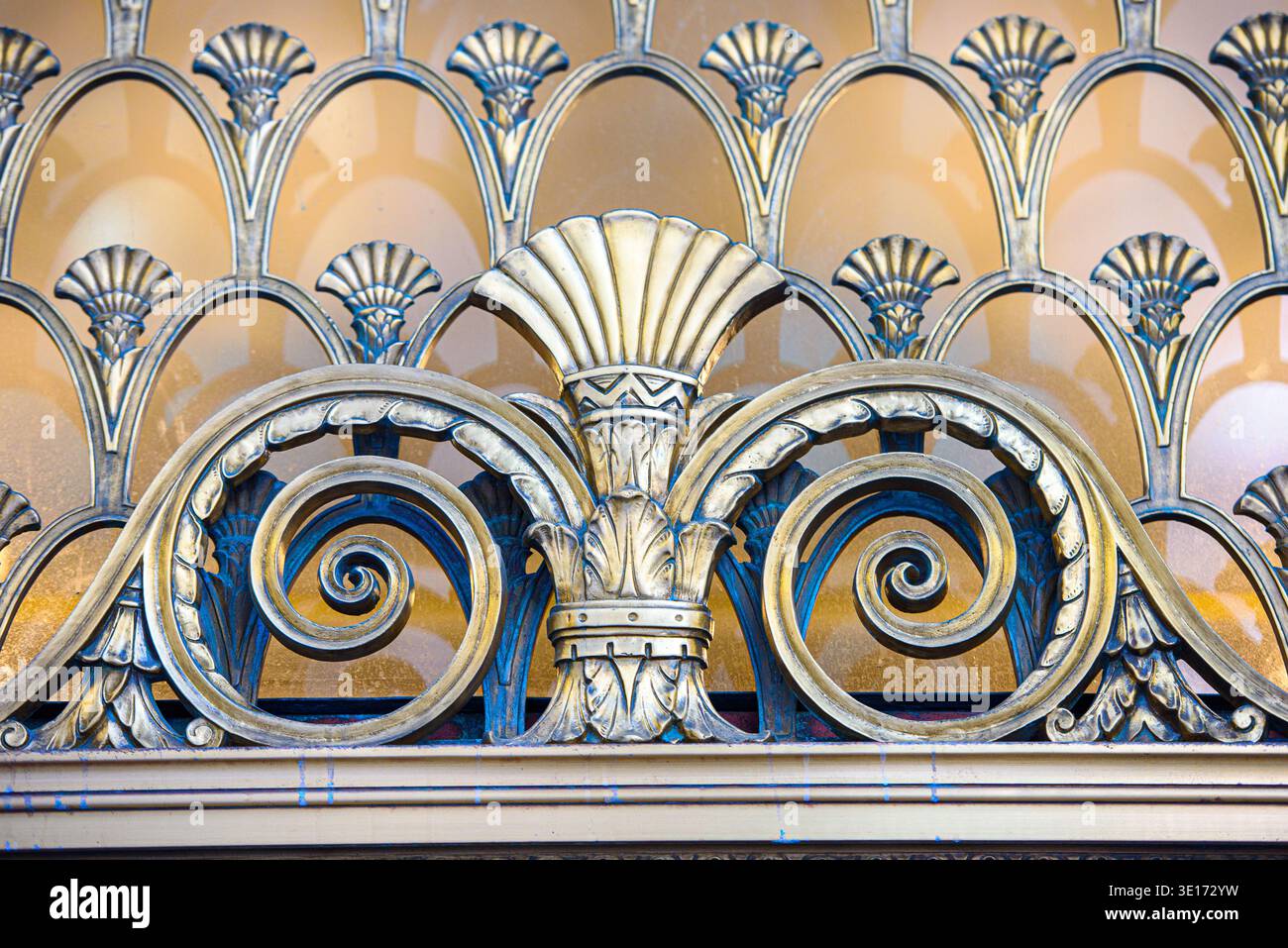 Verzierte dekorative Metallgitter mit Scroll- und Schalenmotiven an einer historischen Gebäudefassade. Architektonisches Merkmal des Canada Permanent Trust Buil Stockfoto