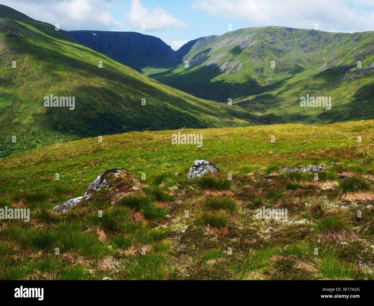 Berge im Creag Meagaidh National Nature Reserve, Monadhliath Mountains, Highlands, Schottland, Vereinigtes Königreich, Juni 2023 Stockfoto