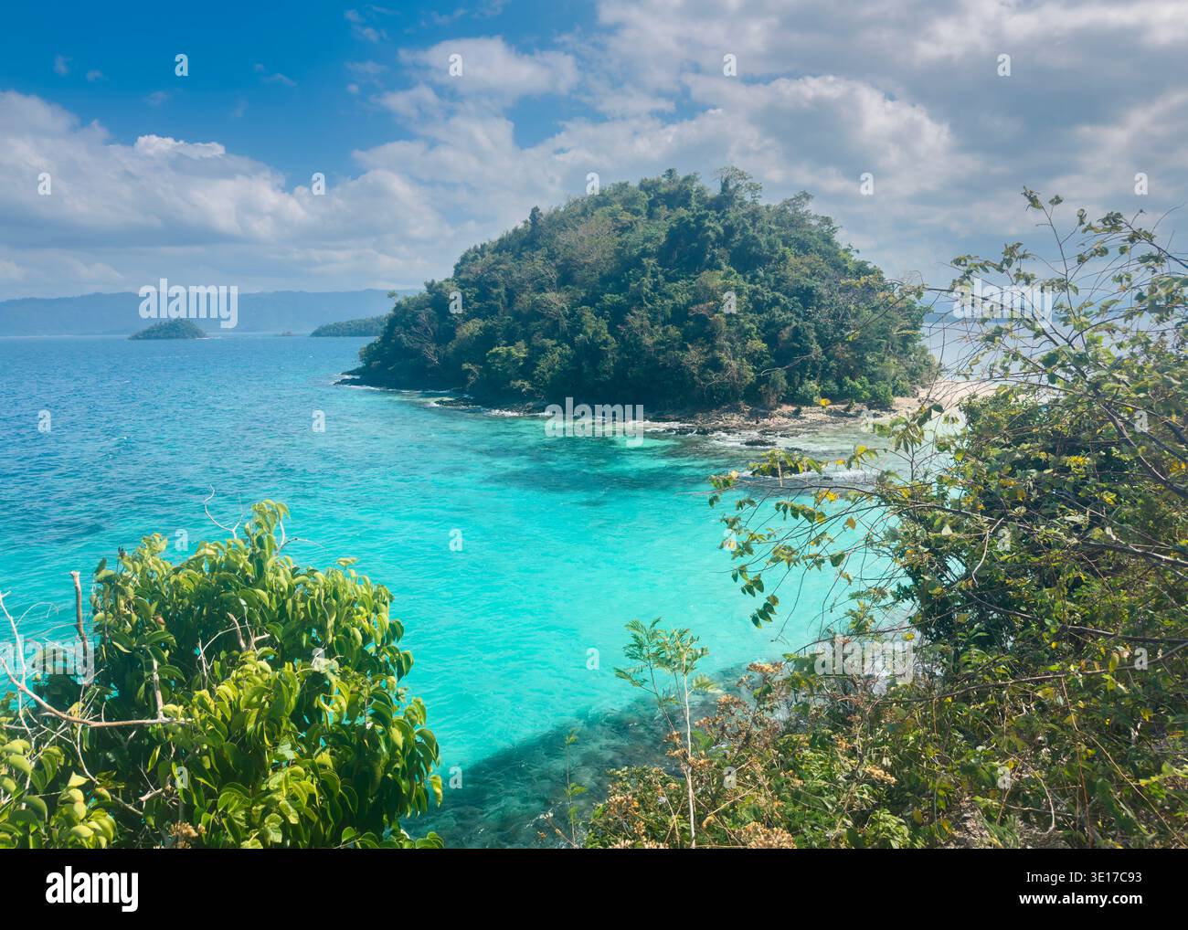 Blick auf die exotische Insel von Maxima Island, Philippinen, mit üppiger tropischer Vegetation und klarem türkisfarbenem Wasser während Port Barton Island Hopping - Smartphone-aufgenommenes Stockfoto