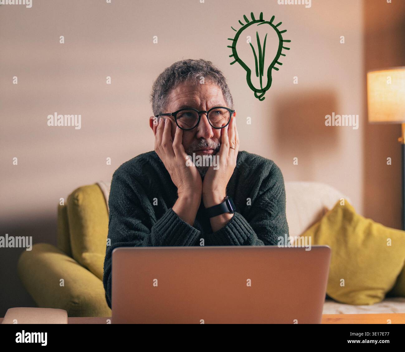 Ein durchdachter, reifer Mann, der im Home Office arbeitet und darüber nachdenkt, zwischen den Optionen A und B zu wählen, die mit handgezeichneten Pfeilen und Buchstaben illustriert sind. Stockfoto
