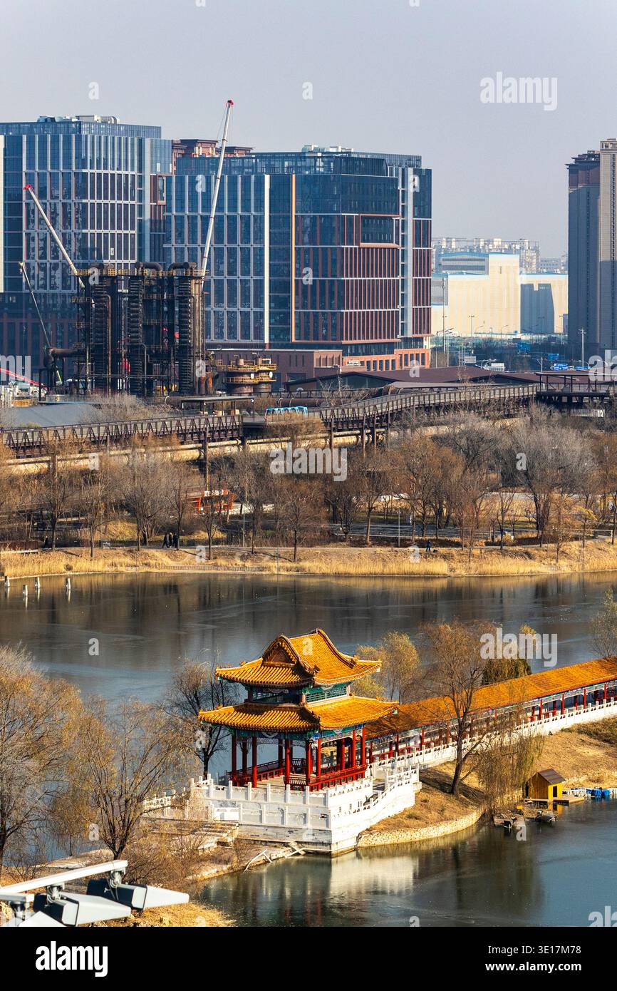Ein atemberaubender Blick auf die Skyline von Peking verbindet moderne Architektur mit einem traditionellen chinesischen Pavillon vor einem Industriestandort, der das c hervorhebt Stockfoto