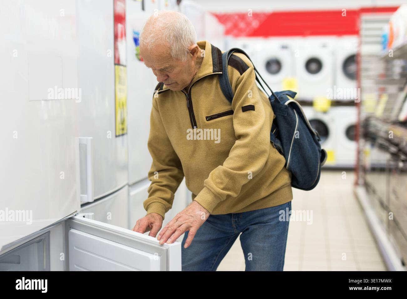 senor Mann Rentner Kauf Kühlschrank im Ausstellungsraum des Elektrogeräteinterhaus Stockfoto