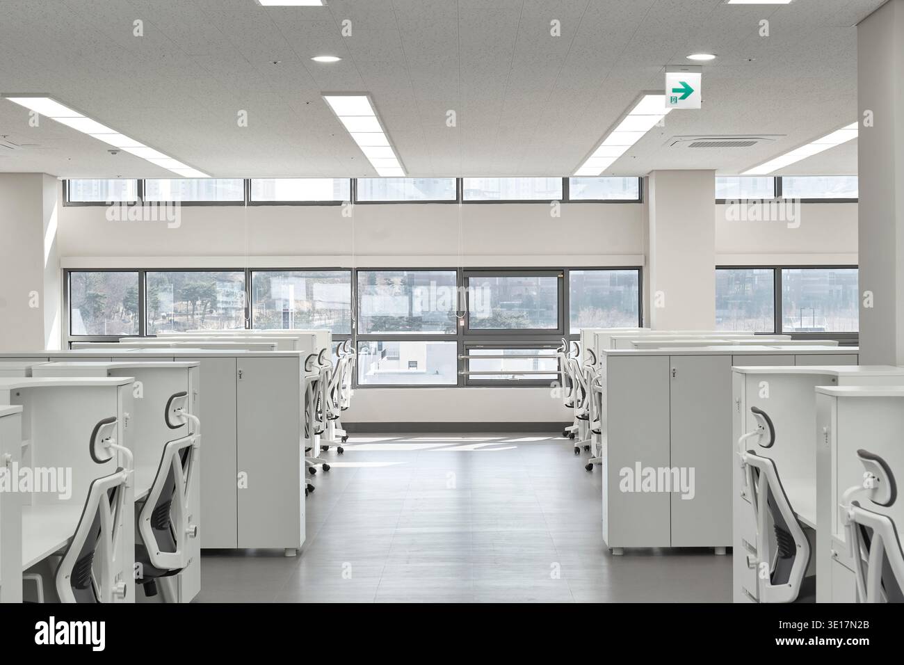 Großes Großraumbüro mit Clustern von Schreibtischen und Workstations. Stockfoto