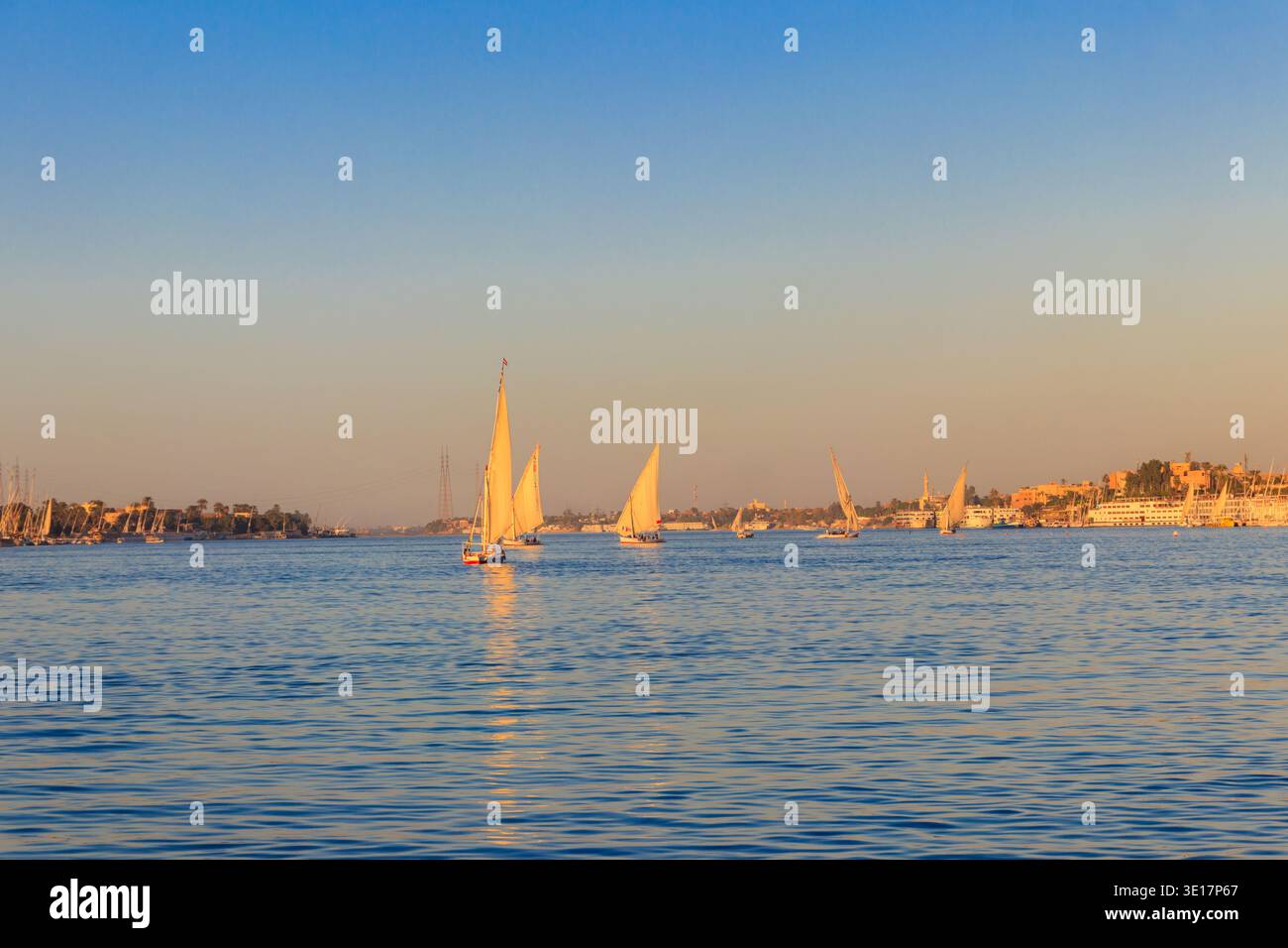 Felucca Boote segeln auf dem Nil in Luxor, Ägypten. Traditionelle ägyptische Segelboote Stockfoto