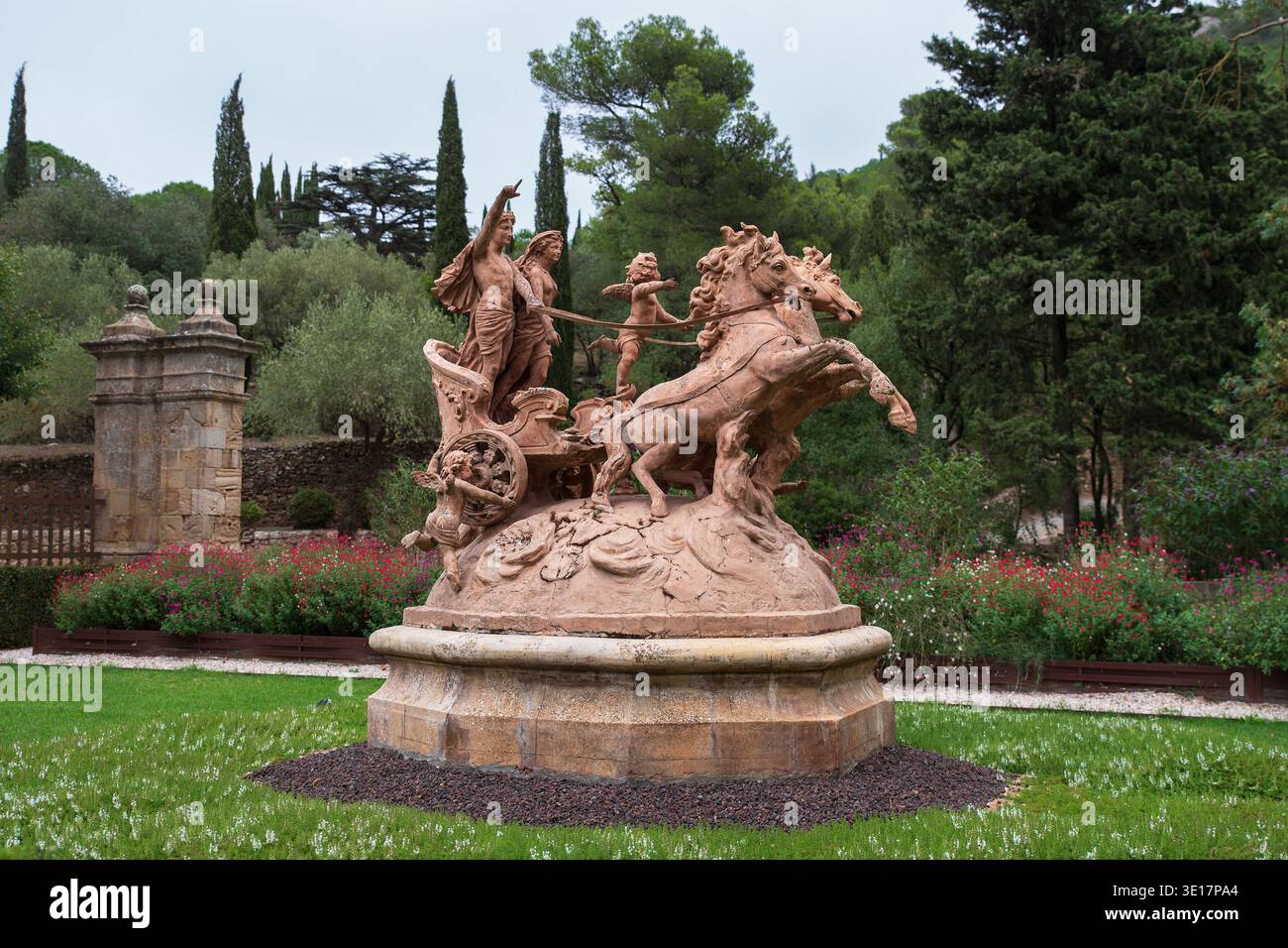 Skulptur am Eingang zur Zisterzienserabtei von Fontfroide in Frankreich Stockfoto