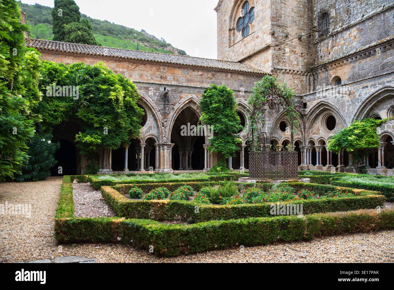 Kreuzgang der Zisterzienserabtei Fontfroide in Frankreich Stockfoto