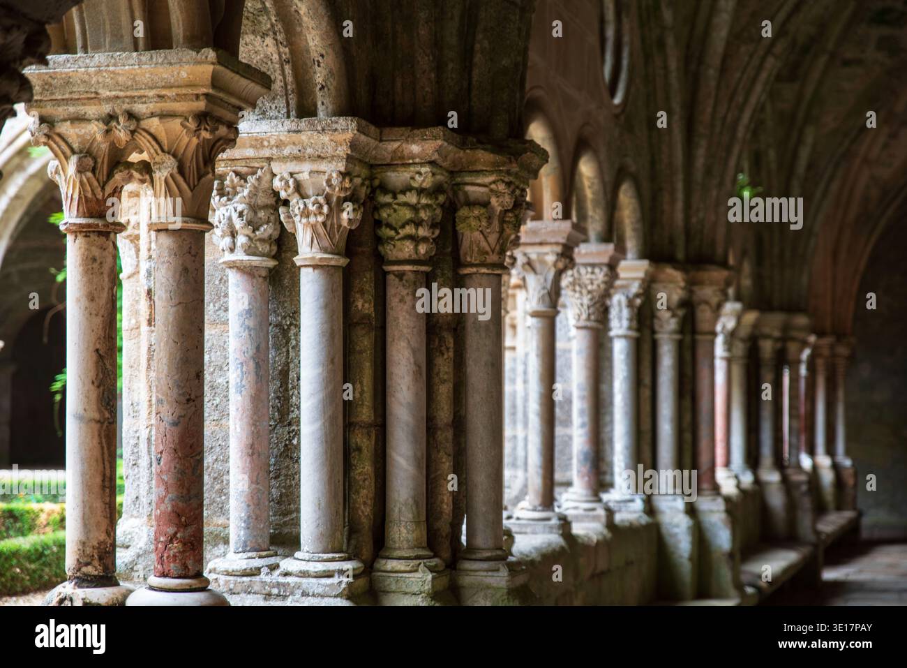 Kreuzgang der Zisterzienserabtei Fontfroide in Frankreich Stockfoto