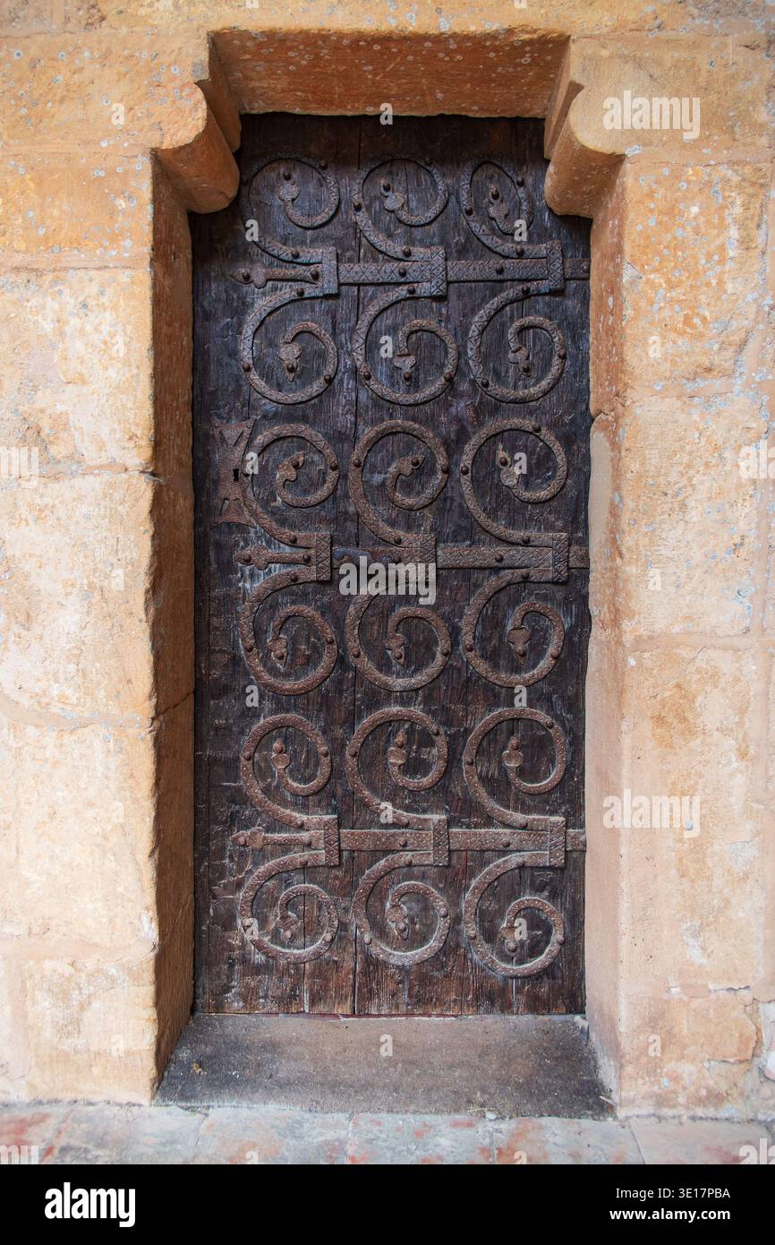 Detail der Eingangstür zur Zisterzienserabtei von Fontfroide in Frankreich, hergestellt aus altem Holz und Schmiedeeisen Stockfoto