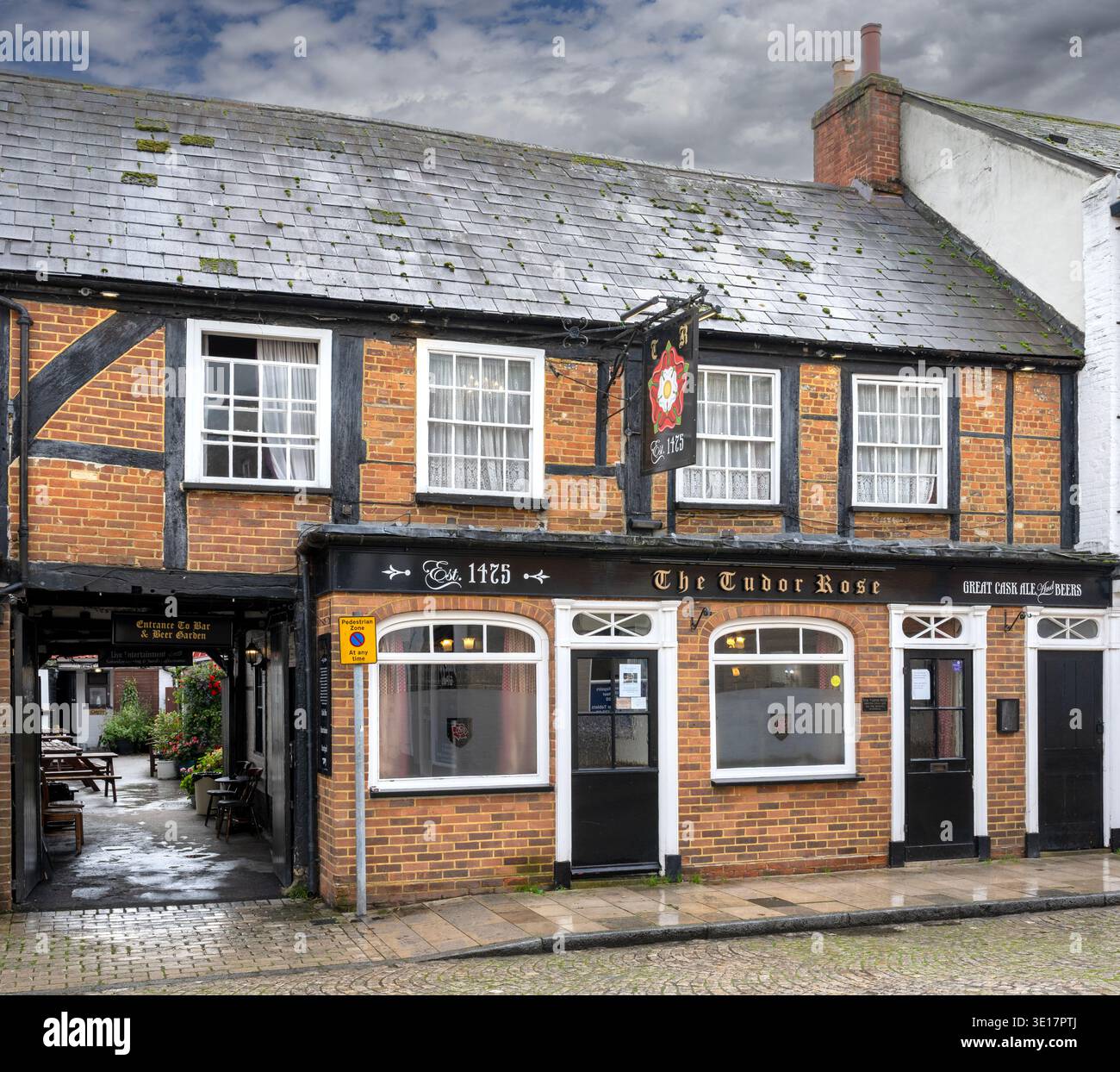 The Tudor Rose Public House, Corn Market, Romsey, Hampshire, England, Großbritannien - Gebäude der Klasse II Stockfoto