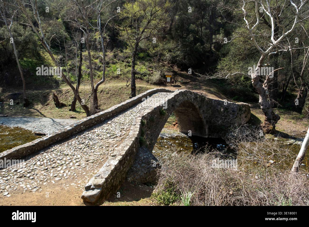 Tzelefos Brücke mittelalterliche venezianische Brücke über den Fluss Diarizos im Wald von Pafos, Bezirk Limassol, Zypern Stockfoto