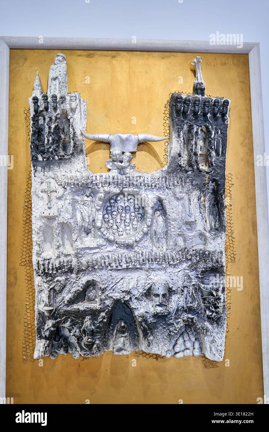 Strukturiertes plastisches Relief der gotischen Kathedrale mit Stierschädel und Gesichtern, das an Notre-Dame erinnert Stockfoto