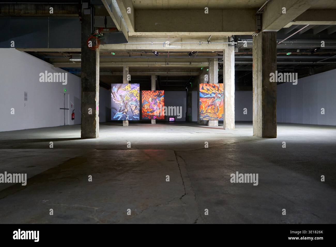 Innenraum der Galerie für zeitgenössische Kunst in Paris mit Industriearchitektur und digitalen Kunstwerken Stockfoto