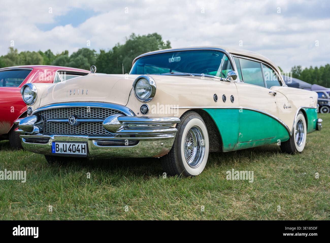 FINOWFURT, DEUTSCHLAND - 28. JUNI 2025: Mittelgroßer Wagen Buick Special Coupé 1955. Roadrunner's Paradise Race 61 Festival. Stockfoto