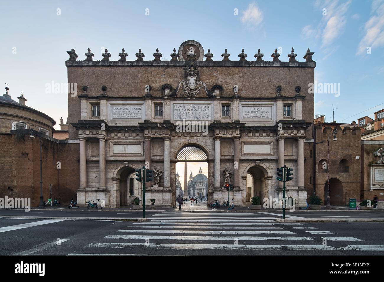 Monumentales Stadttor und klassisches Mauerwerk in Rom in der Abenddämmerung. Stockfoto