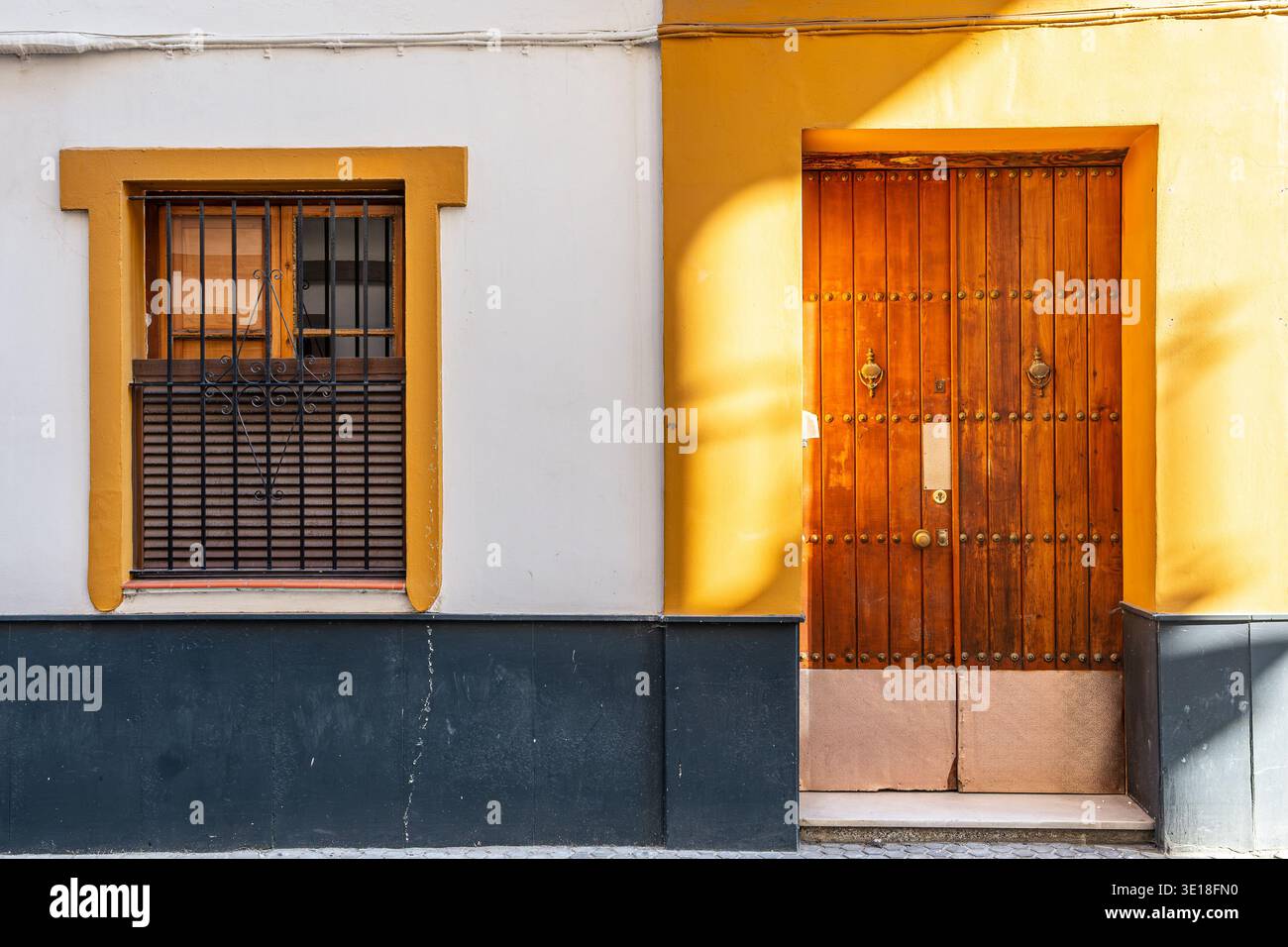 Traditionelle Tür- und Fensterfassade mit Sonnenlicht Stockfoto