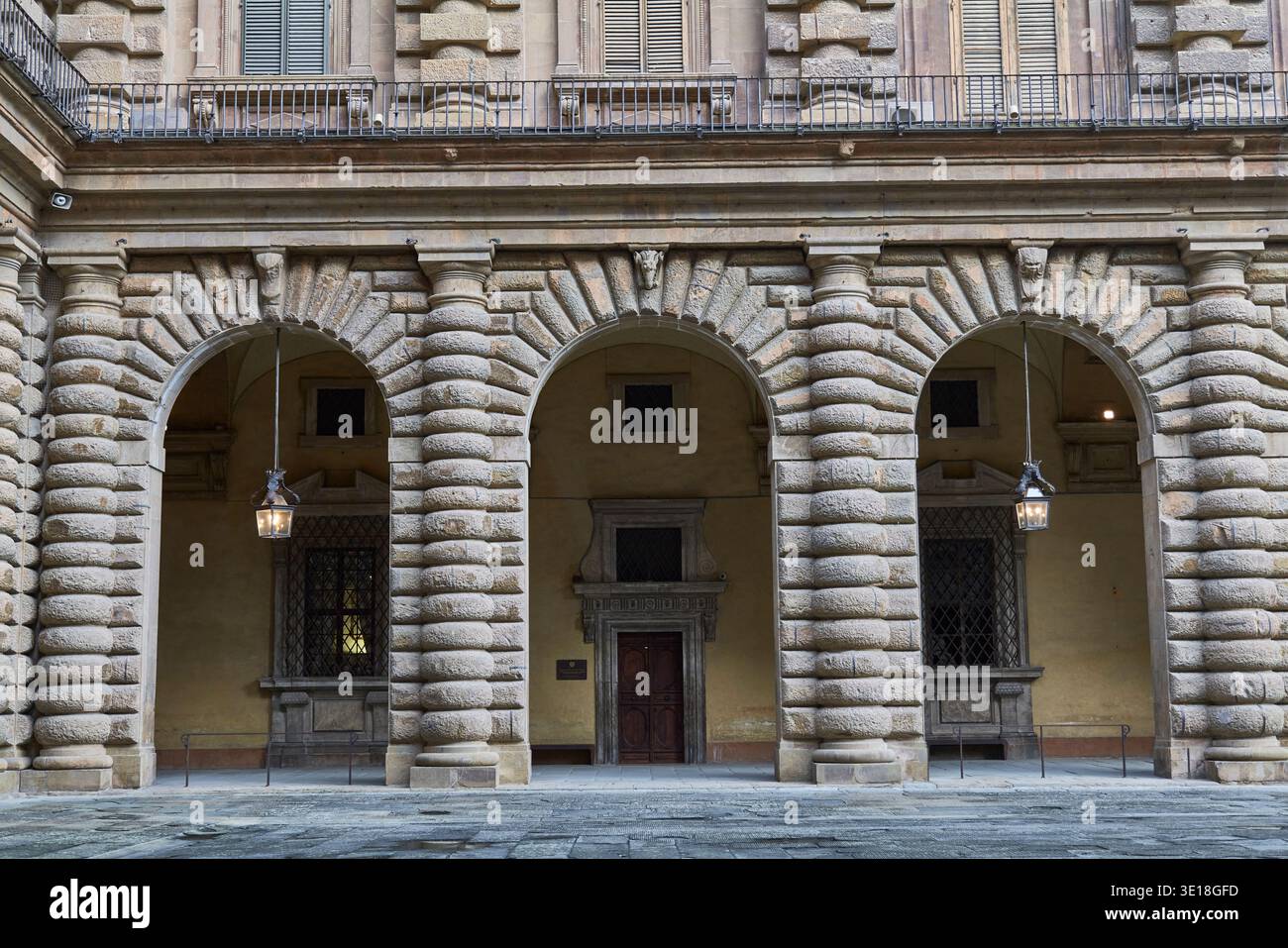 Rustikale Steinfassade mit bogenförmigen Öffnungen in Florenz. Stockfoto