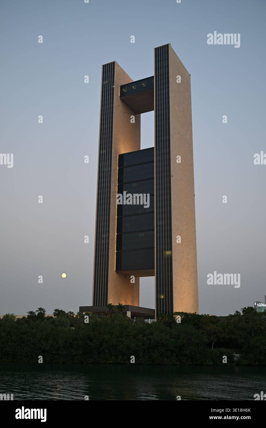 Bahrain, Manama, Bahrain Bay - bei Sonnenuntergang mit Mond im Hintergrund aus der Vogelperspektive über das Hotelgebäude Stockfoto