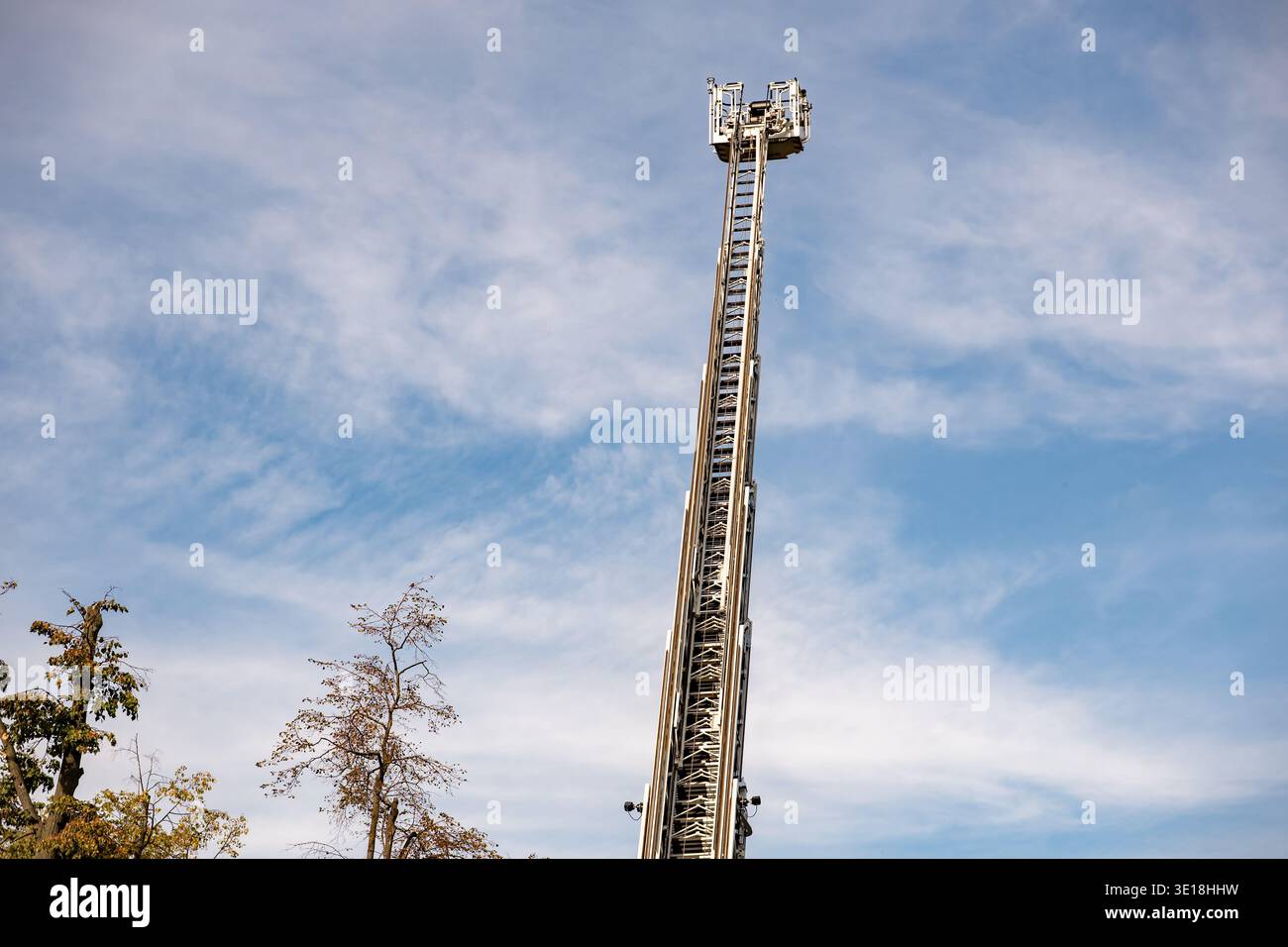 Leiter für Feuerwehrfahrzeuge, die hoch in den blauen Himmel für Rettungs- oder Wartungsarbeiten reicht Stockfoto