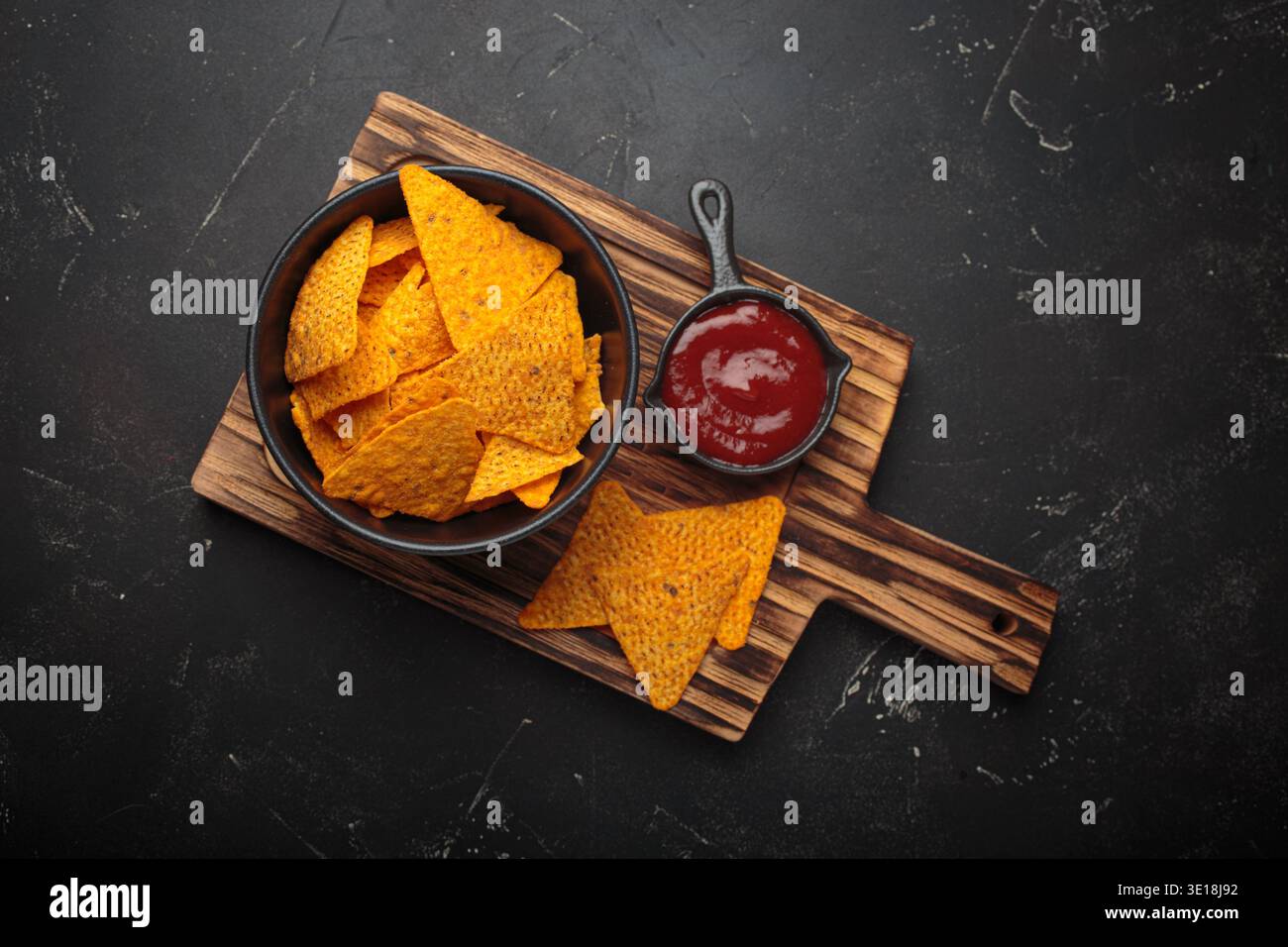 Nachos Tortilla Chips Salsa Dip Holzbrett mexikanischer Tex-Mex Snack Fast Food Stockfoto