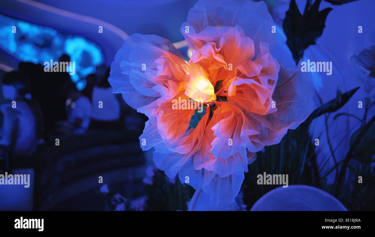 Künstliche Blumen, die sich bei der Ausstellung öffnen und schließen. Stockfoto