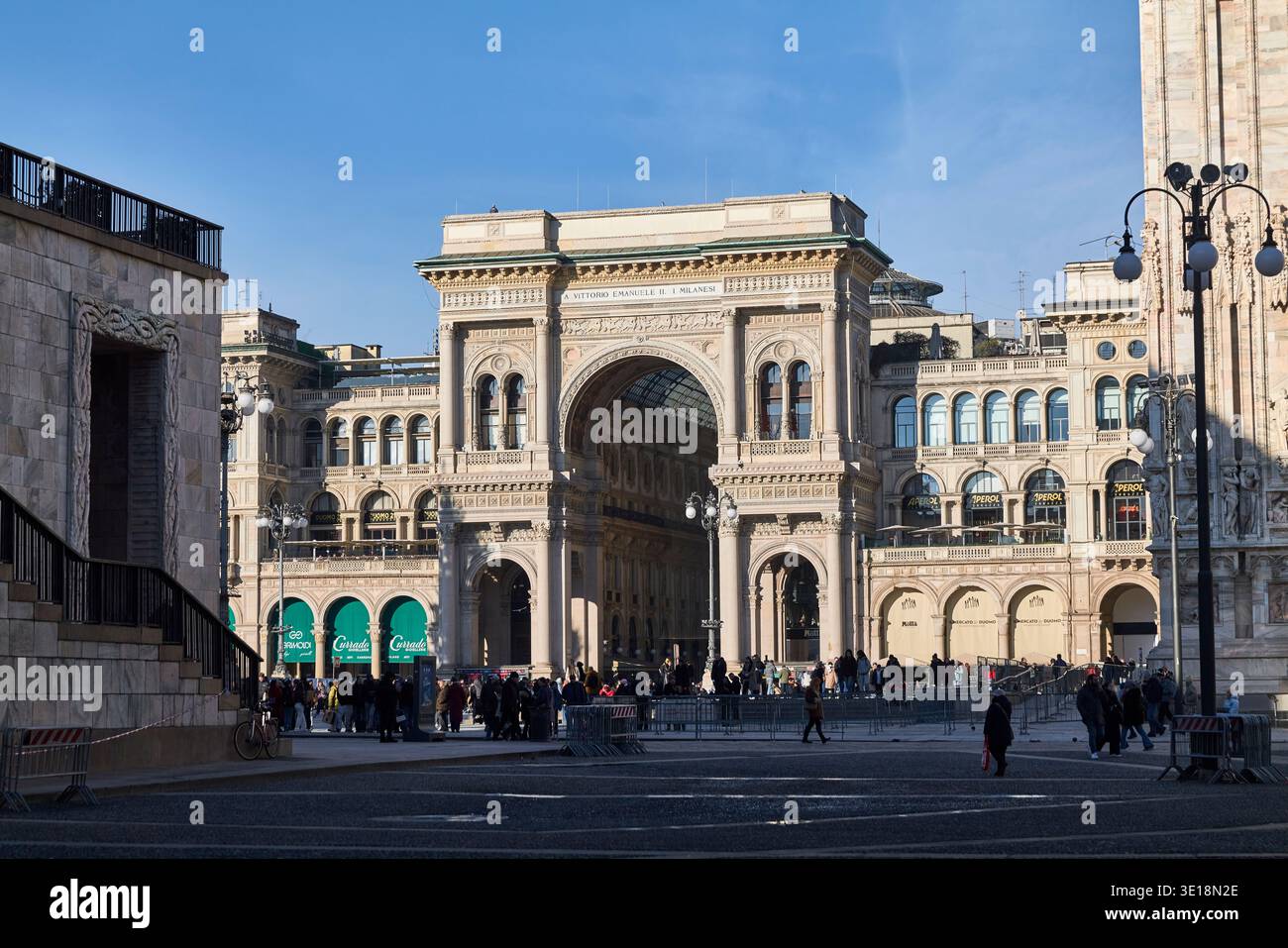 Der monumentale Eingangsbogen der Galleria Vittorio Emanuele II Stockfoto