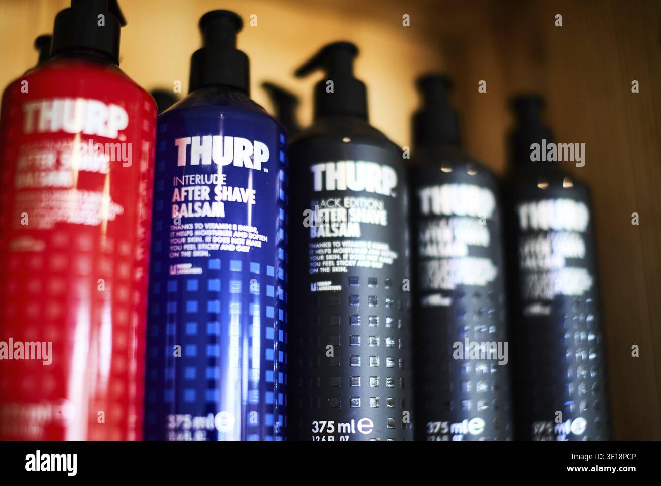 THURP After Shave farbenfrohe Flaschen auf einem Regal, Bartpflegemittel, Bartpflege, Pflegemittel Stockfoto
